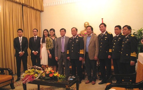Gia đình ông Johnathan Hạnh Nguyễn trao 2 tỷ đồng xây nhà bia tưởng niệm ở Trường Sa - ảnh 4